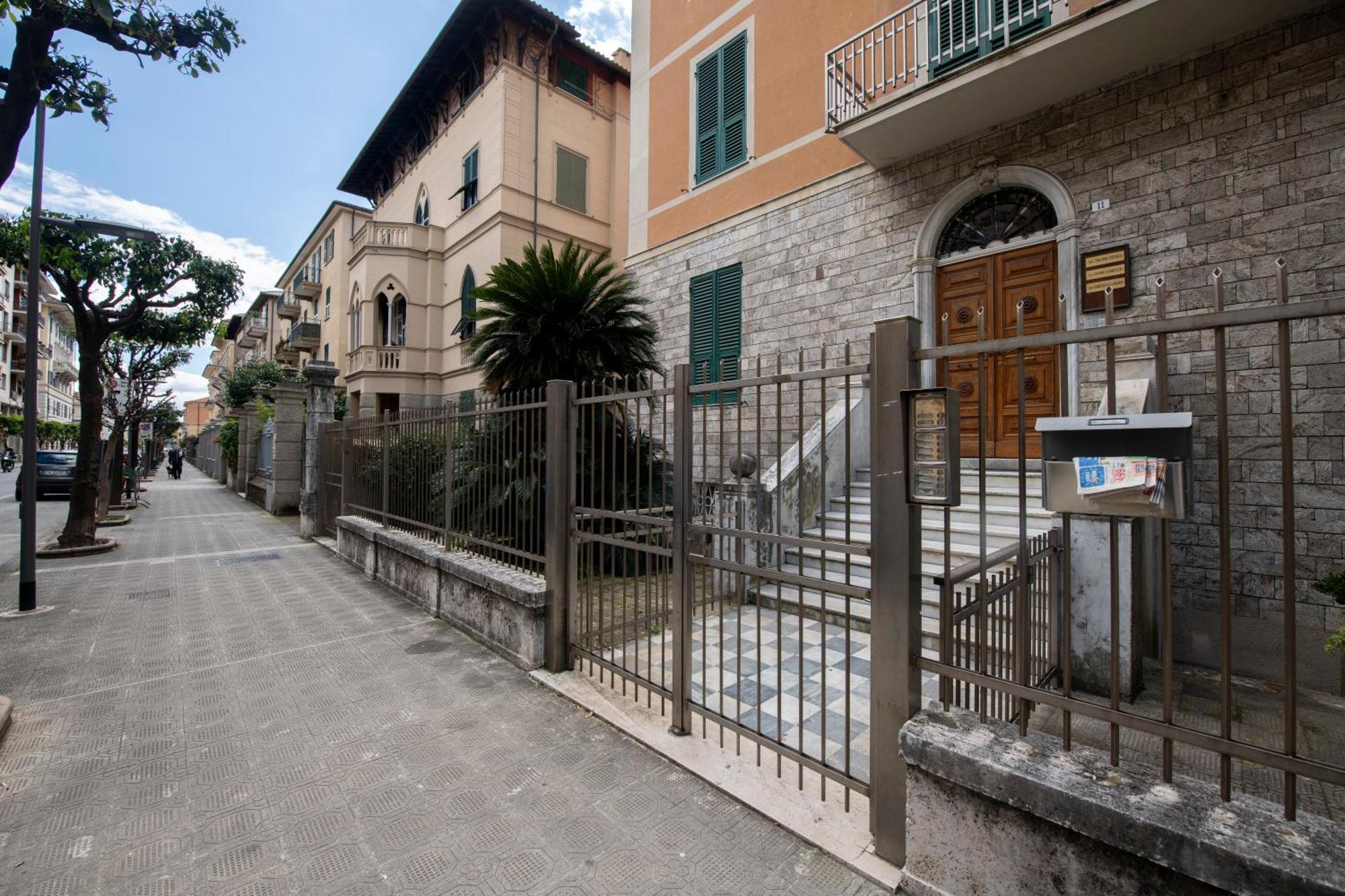 242 - Est - Sara Chiavari, 200metri Dal Mare *